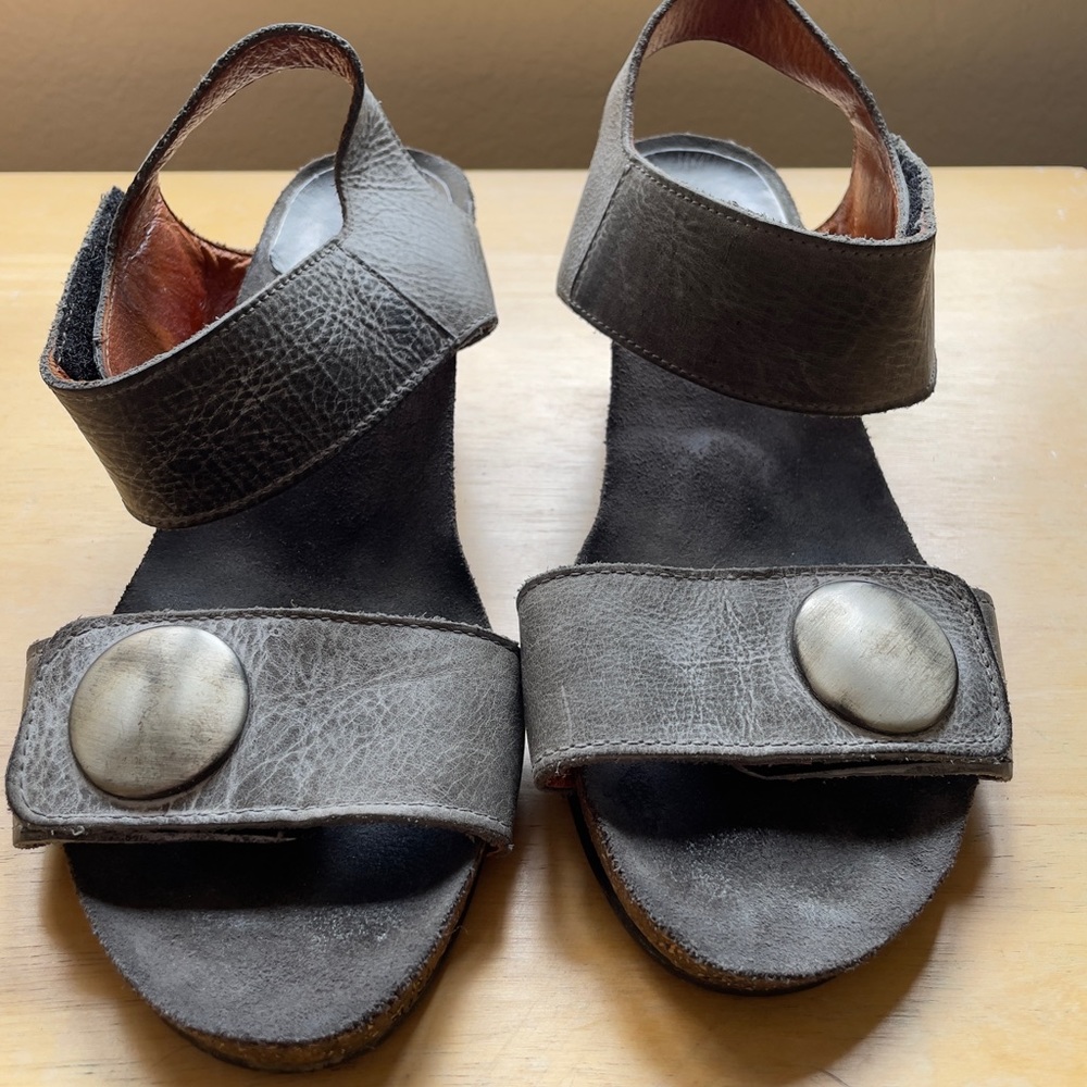 Taos Carousel Gray Silver Leather Wedge Sandals Ankle Strap Women’s 8.5/EU 39